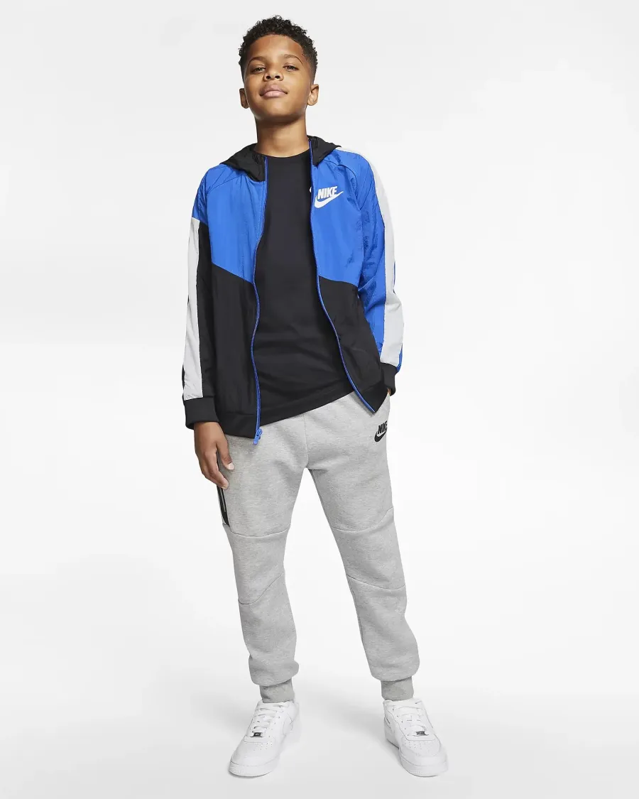 Футболка Nike Sportswear Embroidered Futura AR5254-010