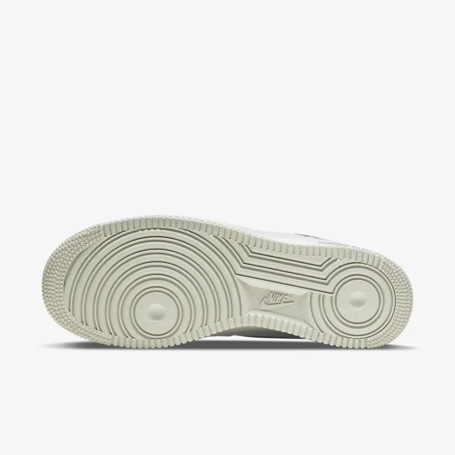 Кросівки Nike Air Force 1 '07 SE DA6682-100