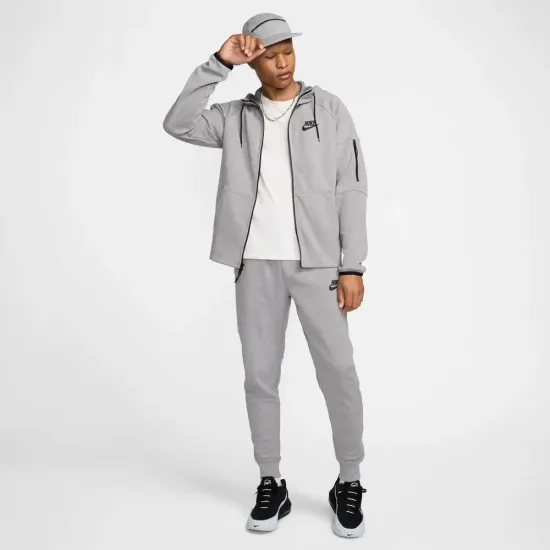 Кофта Nike Sportswear Tech Essentials Full Zip Fleece DD5284-002