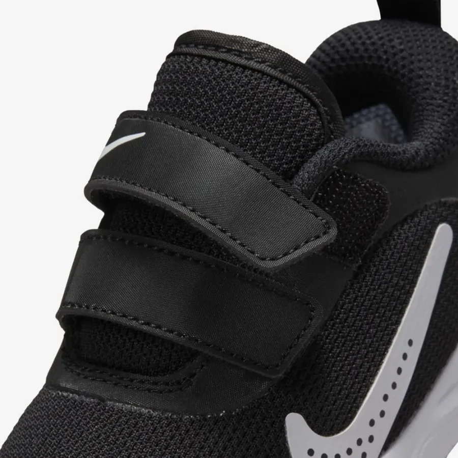 Кросівки Nike Omni Multi-Court DM9028-002