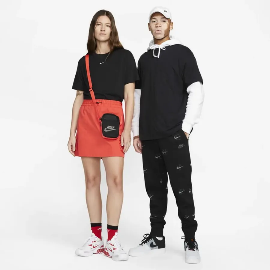 Футболка Nike Sportswear Essential DN5697-010