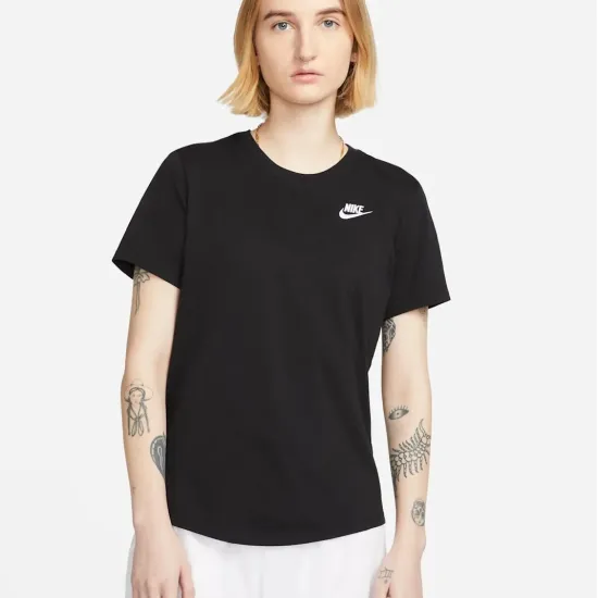 Футболка Nike Sportswear Club Essentials DX7902-010
