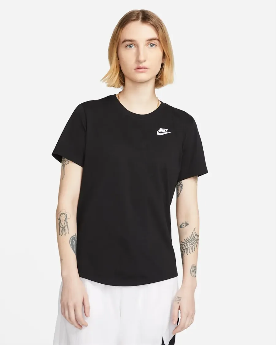 Футболка Nike Sportswear Club Essentials DX7902-010