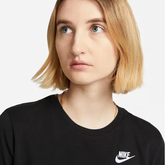 Футболка Nike Sportswear Club Essentials DX7902-010