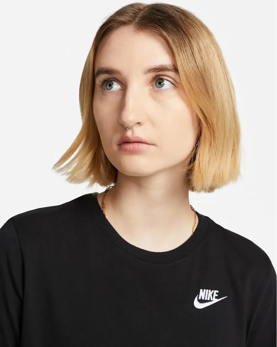 Футболка Nike Sportswear Club Essentials DX7902-010