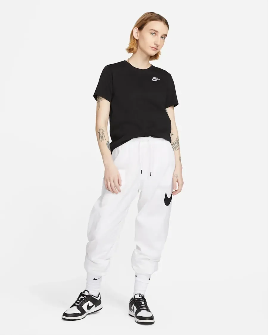 Футболка Nike Sportswear Club Essentials DX7902-010