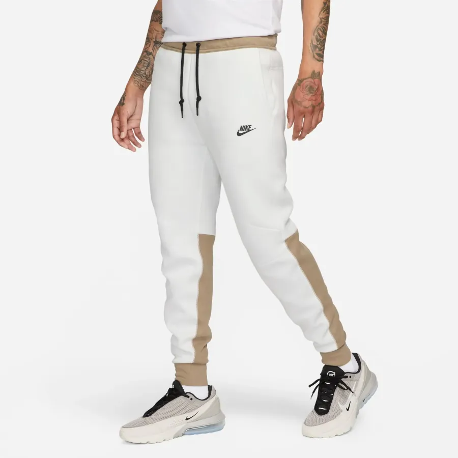 Спортивні штани Nike Sportswear Tech Fleece FB8002-121