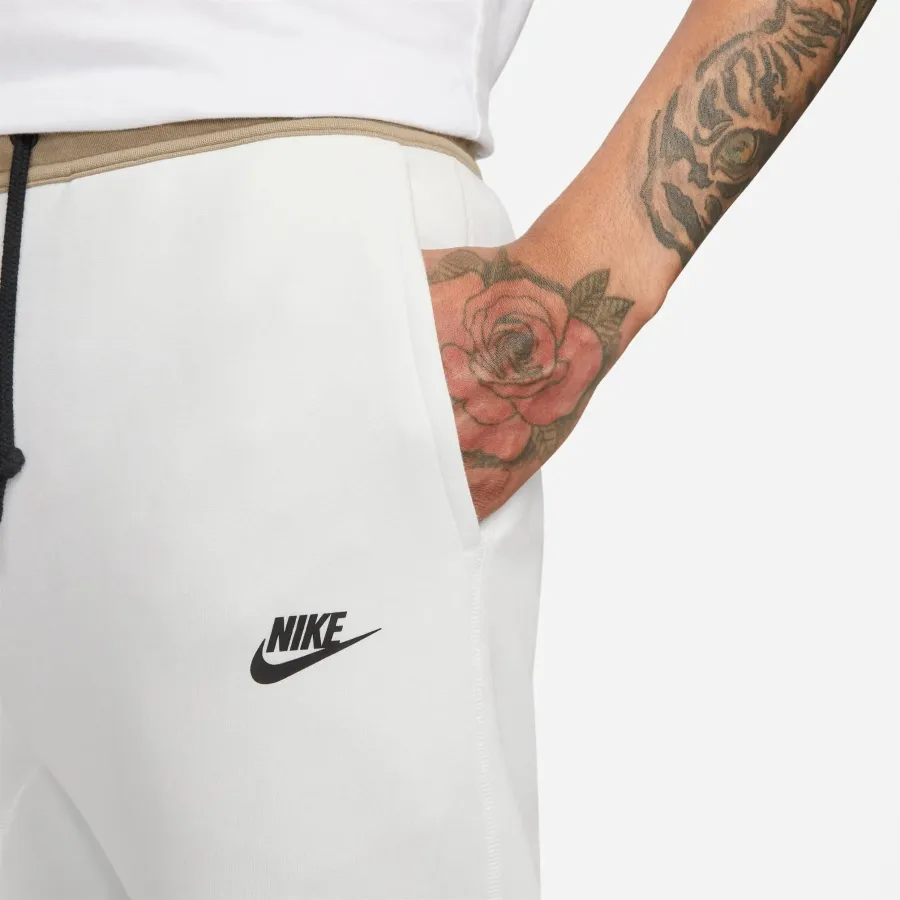Спортивні штани Nike Sportswear Tech Fleece FB8002-121