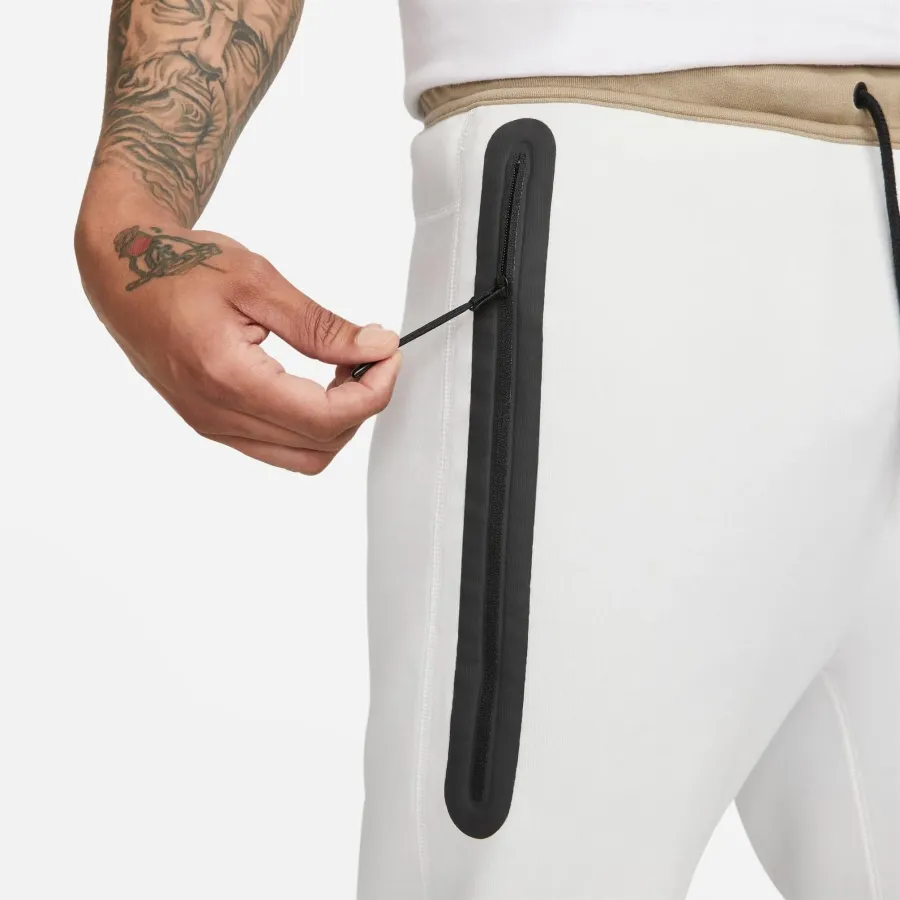 Спортивні штани Nike Sportswear Tech Fleece FB8002-121