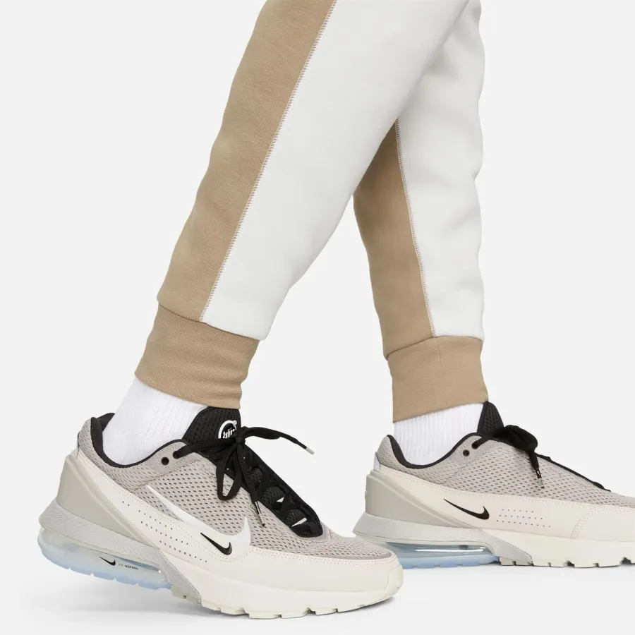 Спортивні штани Nike Sportswear Tech Fleece FB8002-121