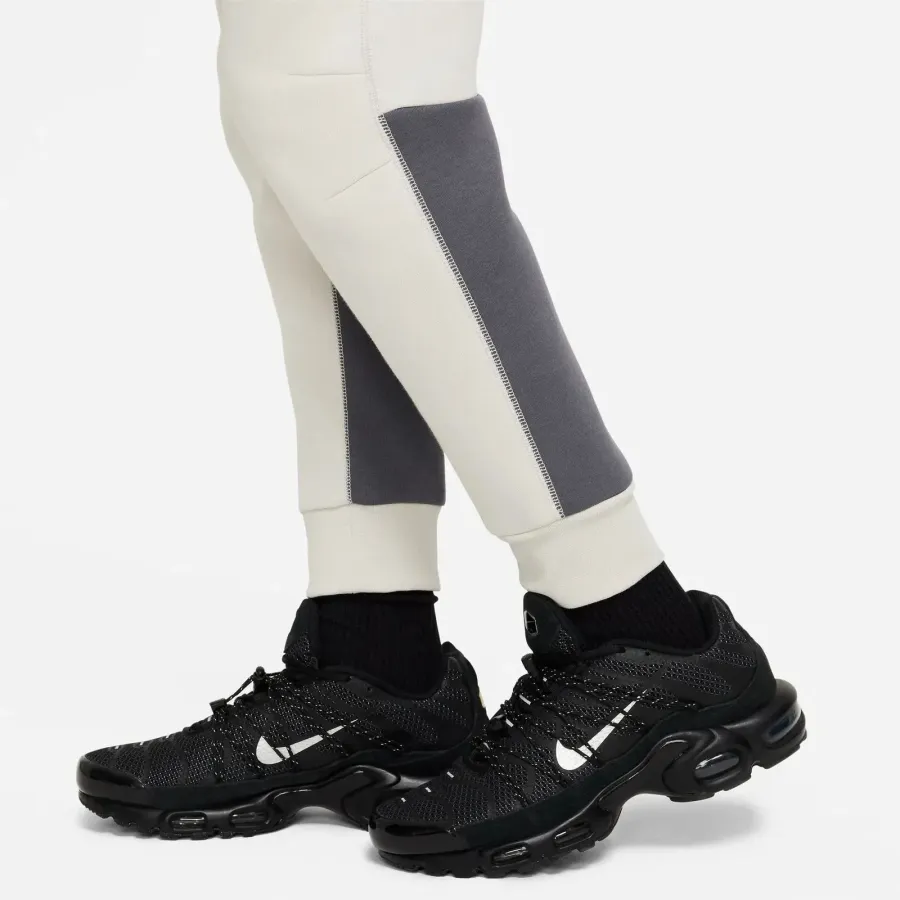 Штани Nike Sportswear Tech Fleece FD3287-072