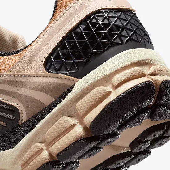 Кросівки Nike Zoom Vomero 5 FJ2028-106