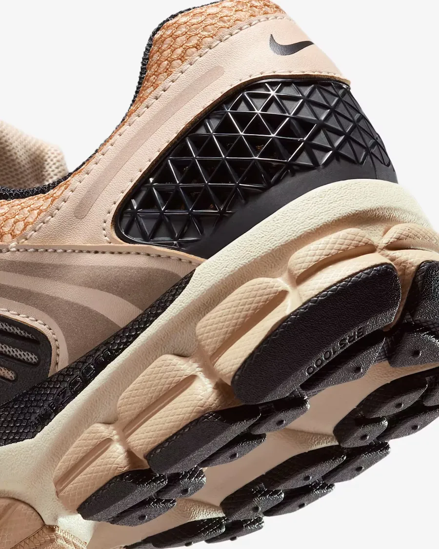 Кросівки Nike Zoom Vomero 5 FJ2028-106