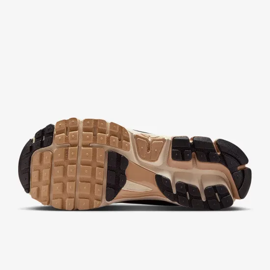 Кросівки Nike Zoom Vomero 5 FJ2028-106