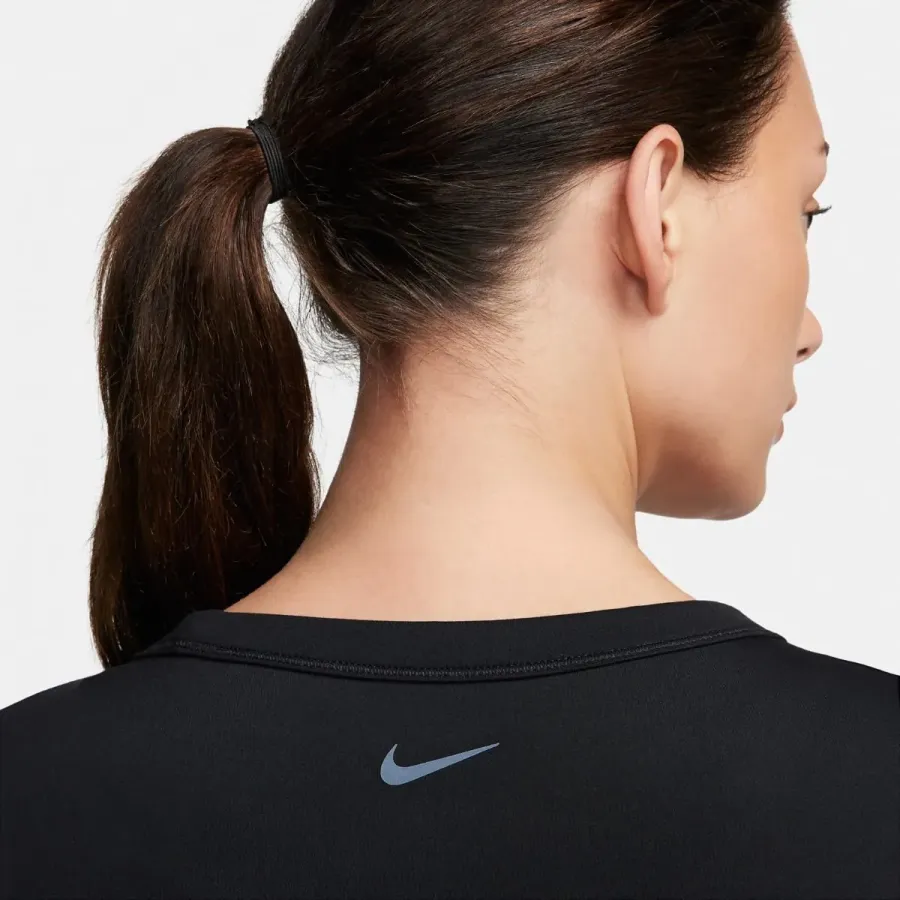 Топ Nike One Fitted Dri-FIT Short-Sleeve Cropped FN2804-010