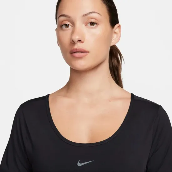 Топ Nike One Classic Dri-FIT Short-Sleeve Cropped Twist FN2851-010
