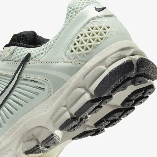 Кросівки Nike Air Zoom Vomero 5 FN6742-001