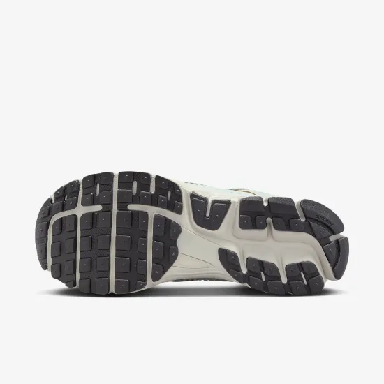 Кросівки Nike Air Zoom Vomero 5 FN6742-001