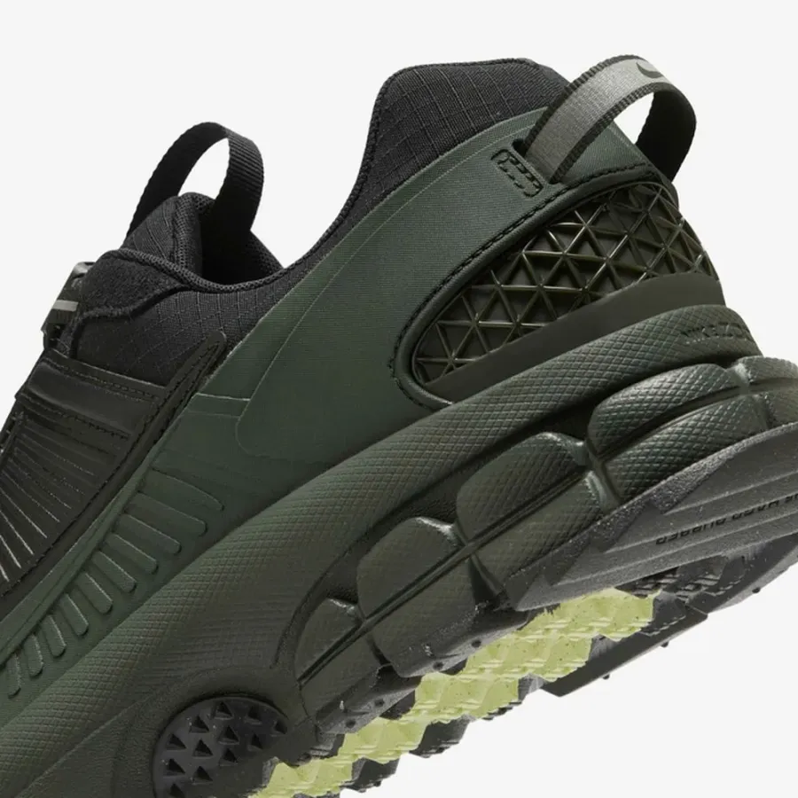 Кросівки Nike Air Zoom Vomero Roam Winterized FV2295-300