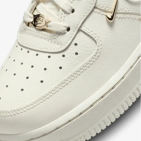 Кросівки Nike Air Force 1 '07 LX FV3654-111