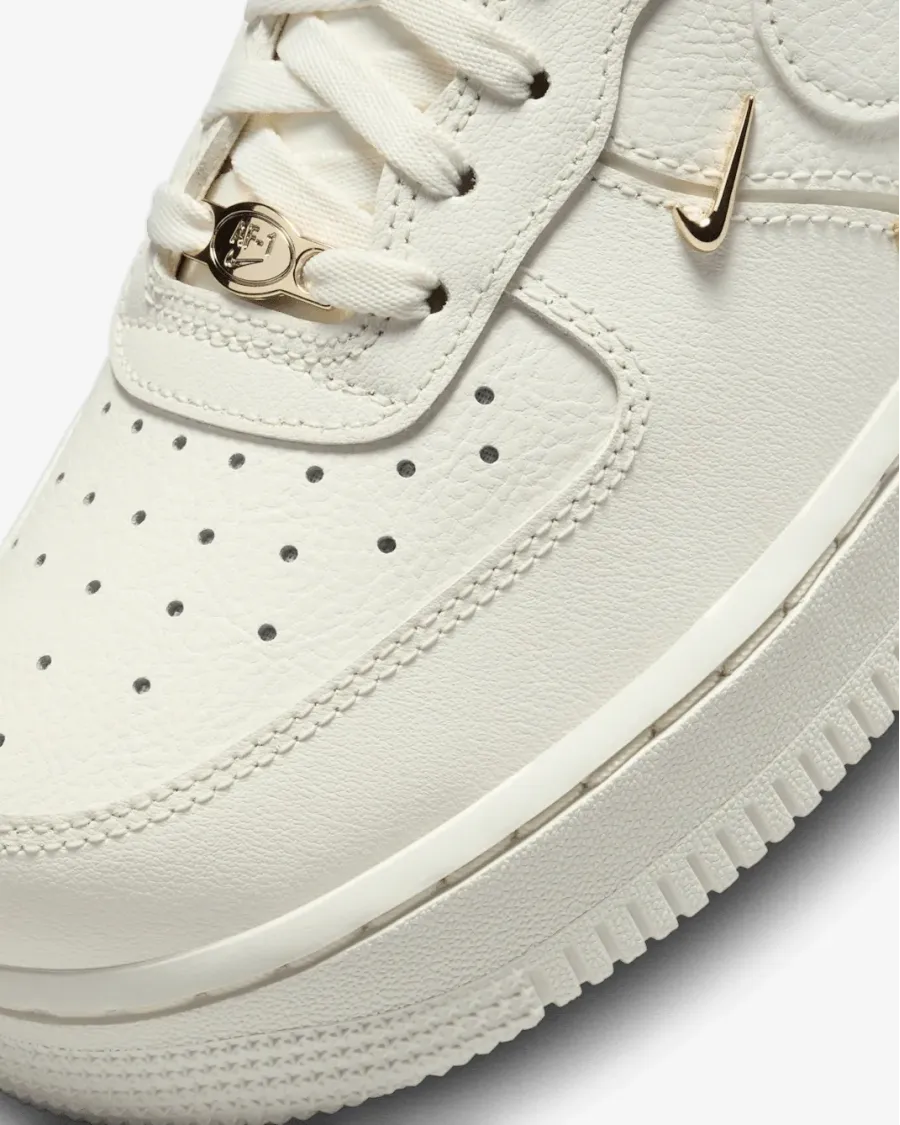 Кросівки Nike Air Force 1 '07 LX FV3654-111