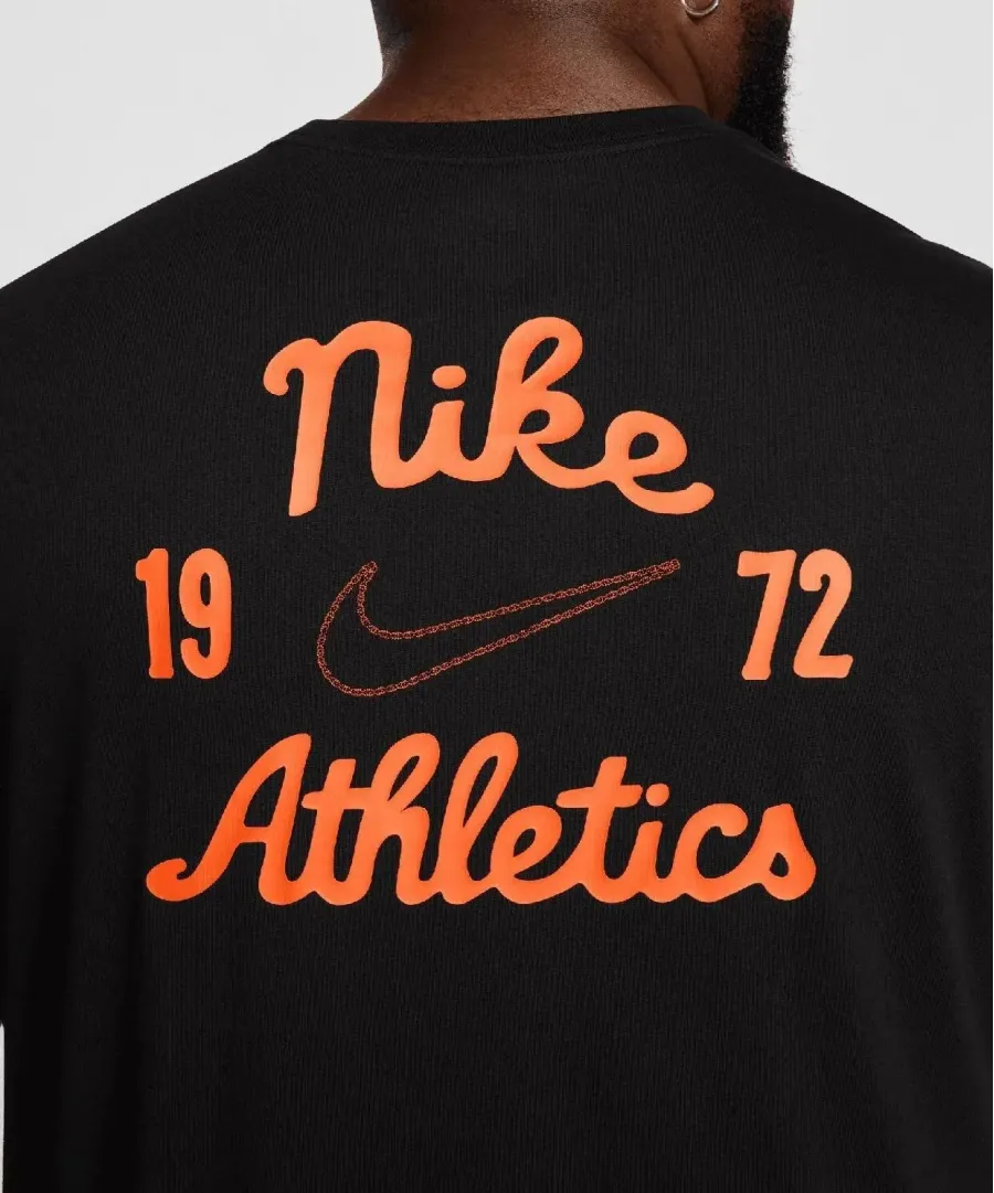 Футболка Nike Sportswear Club Seasonal Label FV3772-010