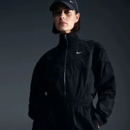Куртка Nike Windrunner Loose UV Woven Full-Zip FV6304-010