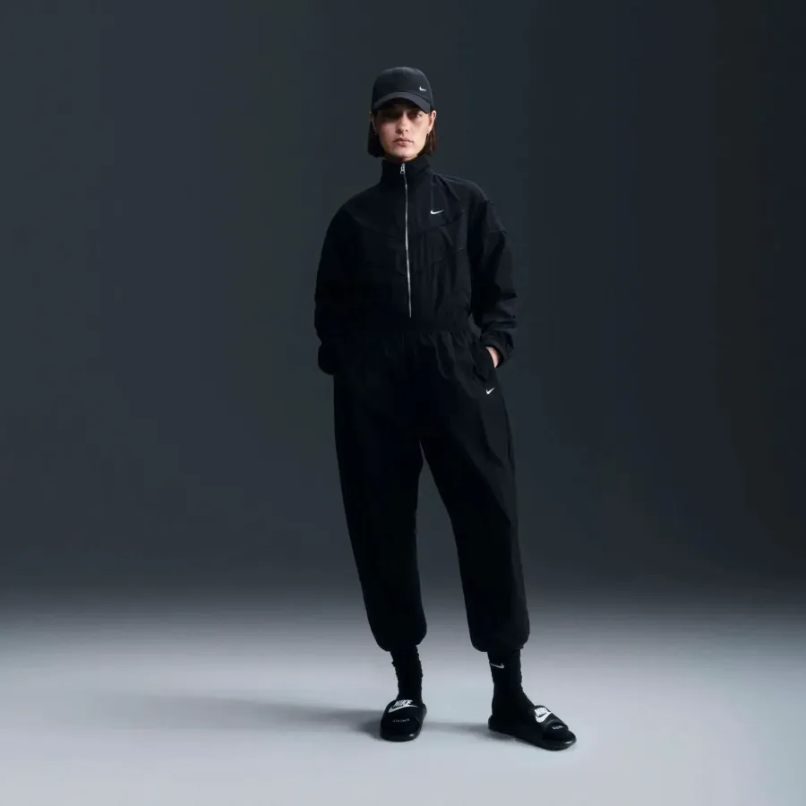Куртка Nike Windrunner Loose UV Woven Full-Zip FV6304-010