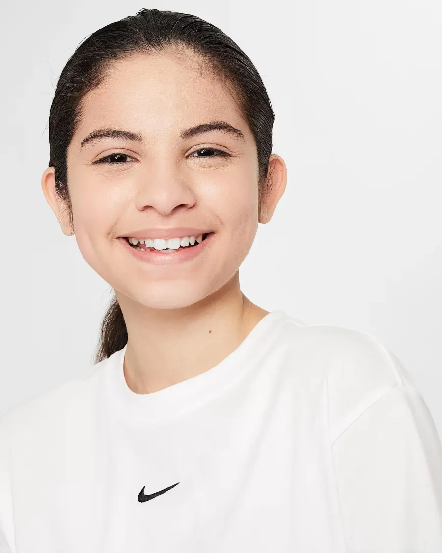 Футболка Nike Sportswear Essential FZ5559-100