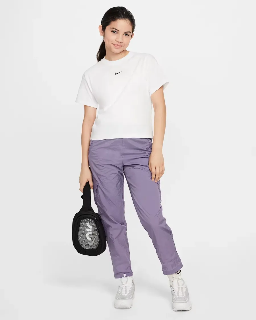 Футболка Nike Sportswear Essential FZ5559-100