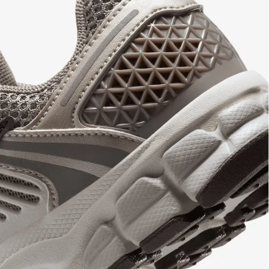 Кросівки Nike Zoom Vomero 5 HF6998-200