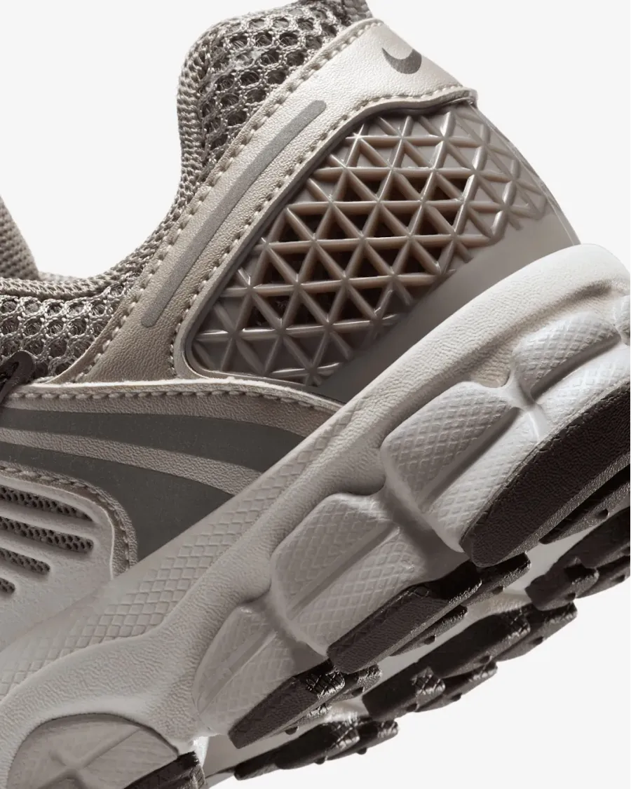 Кросівки Nike Zoom Vomero 5 HF6998-200