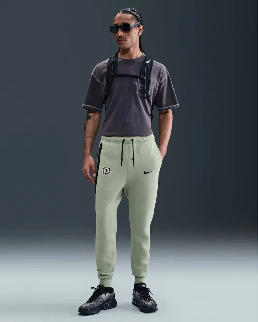 Штани Nike Chelsea FC Tech Fleece HJ6442-370