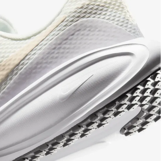 Кросівки Nike Revolution 8 HJ8485-105