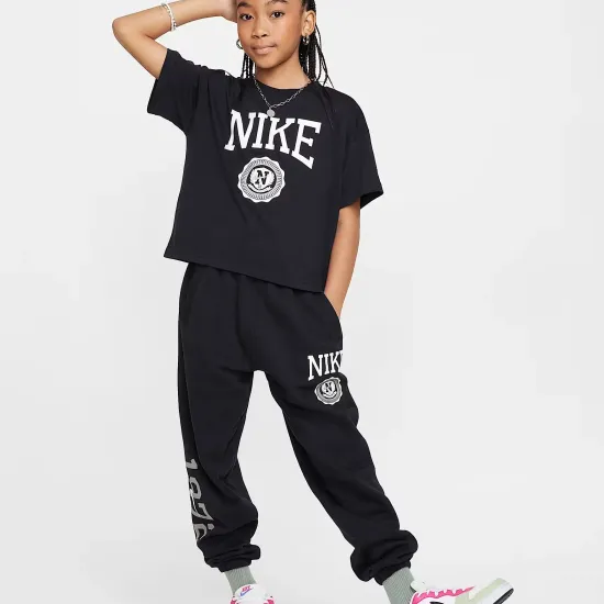 Футболка Nike Sportswear Graphic HM6303-010
