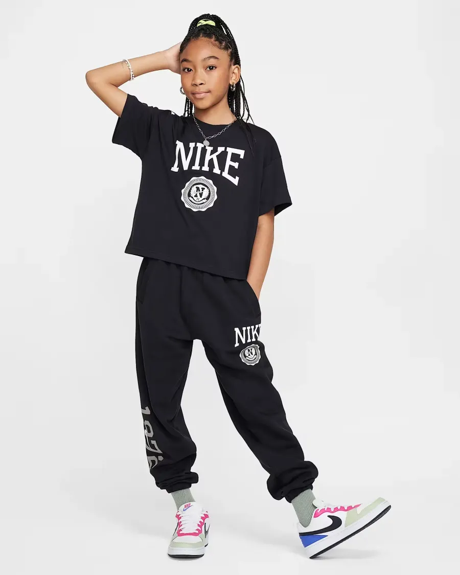 Футболка Nike Sportswear Graphic HM6303-010
