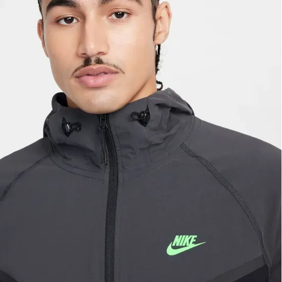 Куртка Nike Tech Woven Full Zip Windrunner HM7151-013