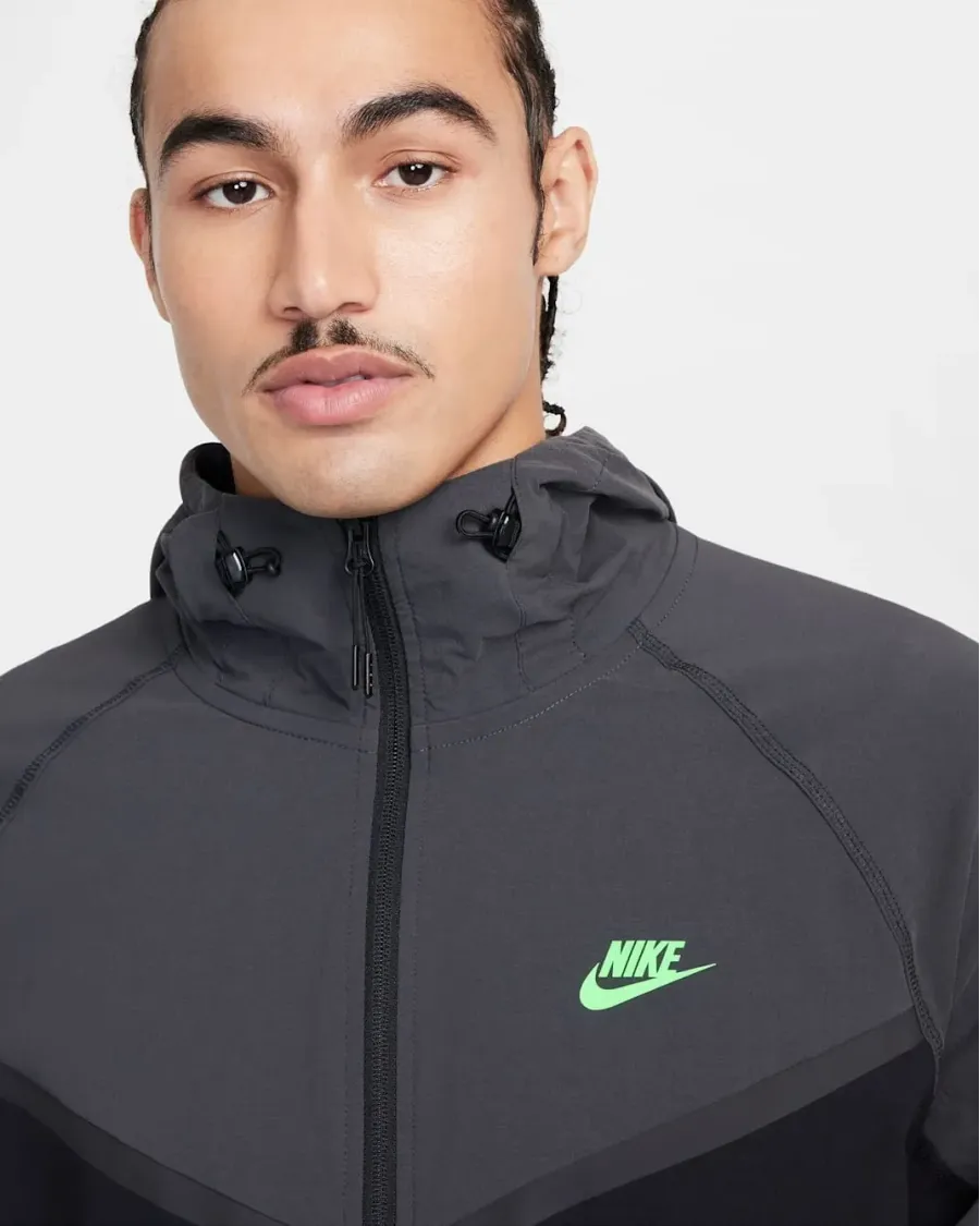 Куртка Nike Tech Woven Full Zip Windrunner HM7151-013