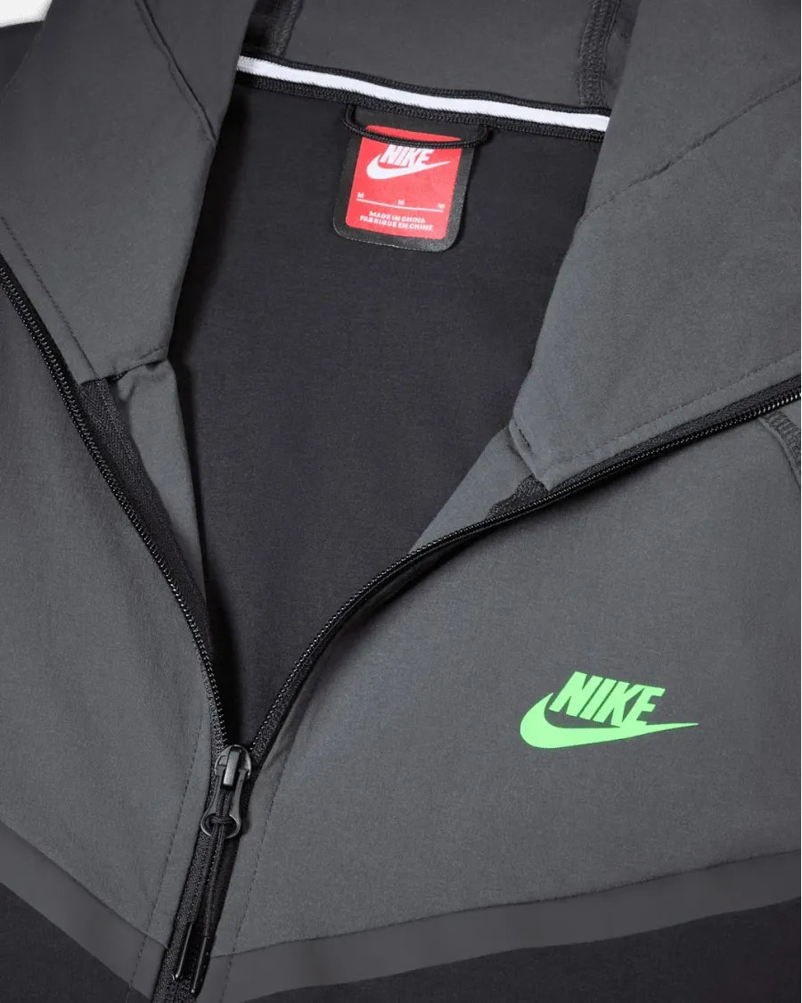 Куртка Nike Tech Woven Full Zip Windrunner HM7151-013