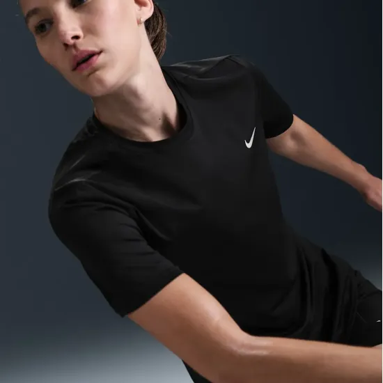 Футболка Nike Swift Dri-FIT HM9698-010