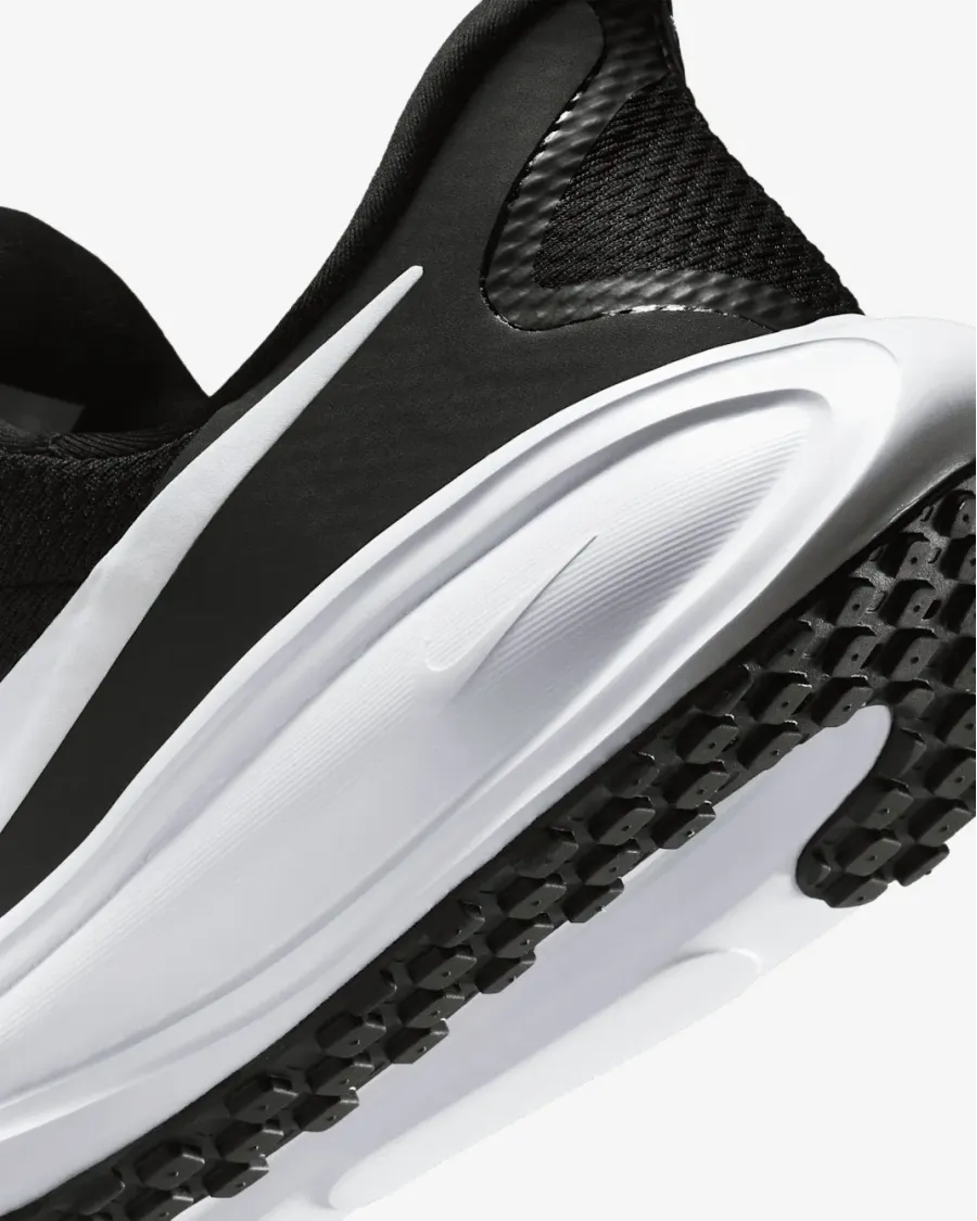 Кросівки Nike Revolution 8 EasyOn Road Running HQ2415-001