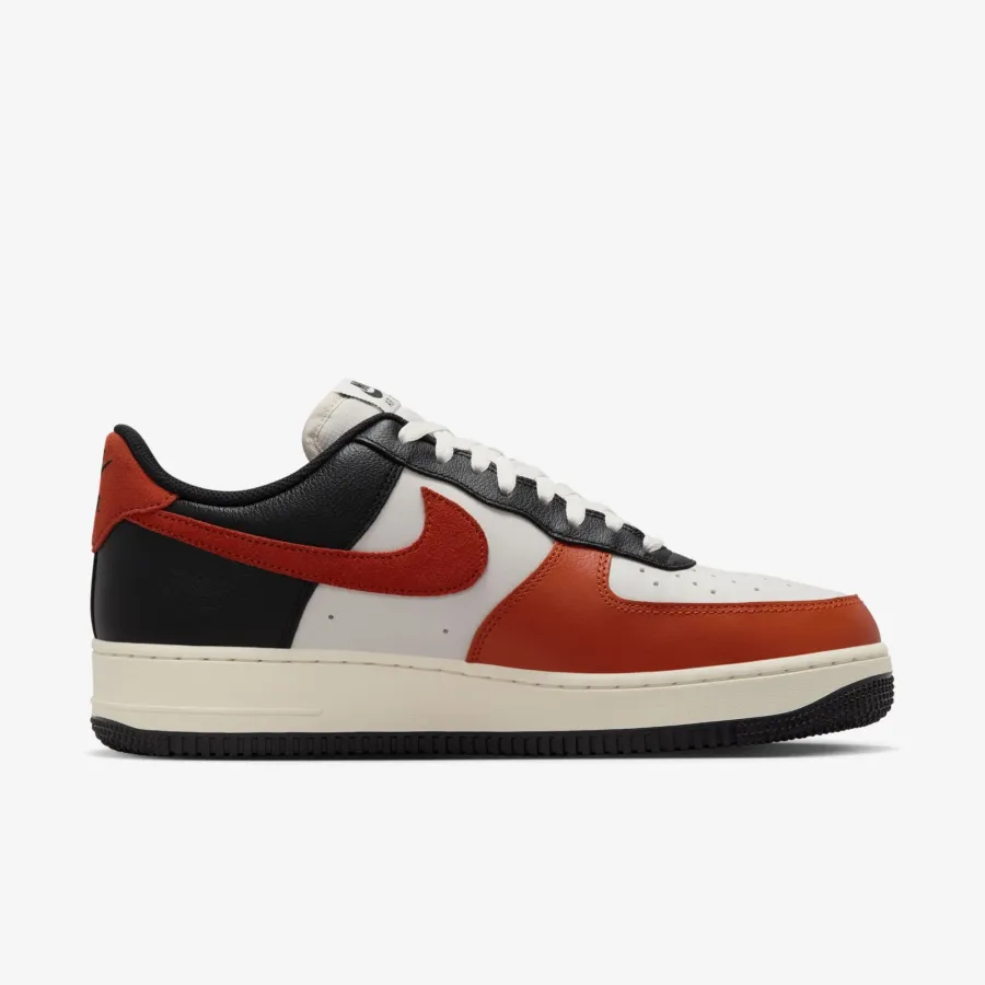 Кросівки Nike Air Force 1 Low '07 LV8 HQ4987-010