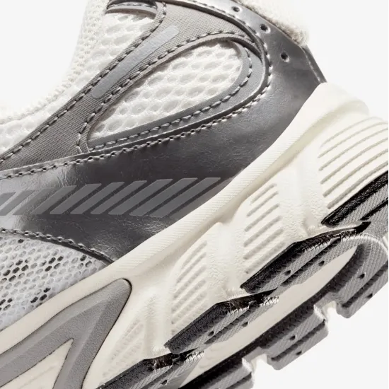 Кросівки Nike V5 RNR HQ6411-003