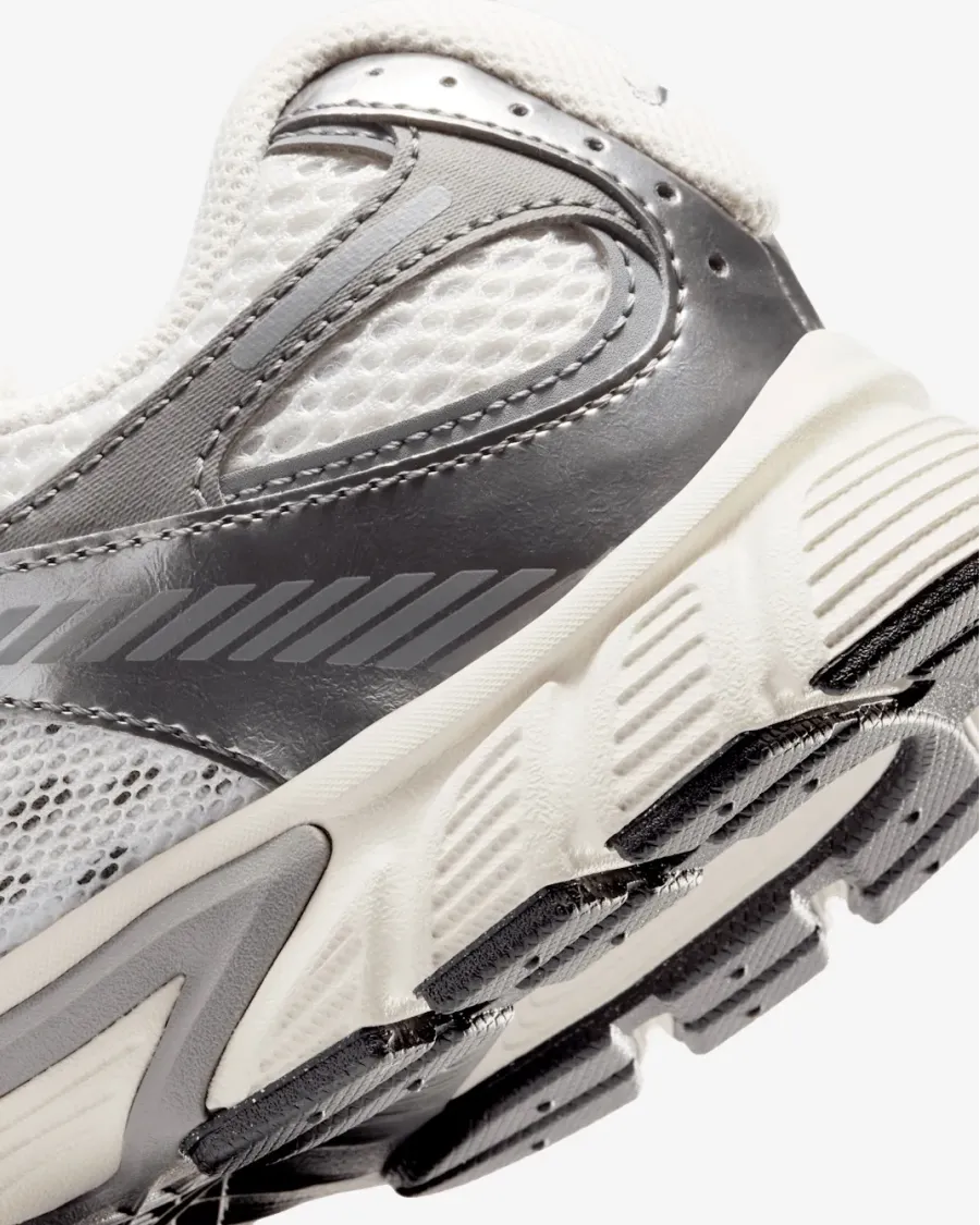 Кросівки Nike V5 RNR HQ6411-003