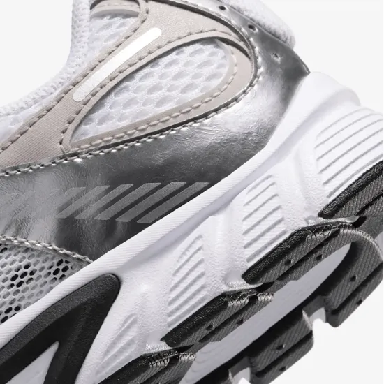 Кросівки Nike V5 RNR HQ6411-100