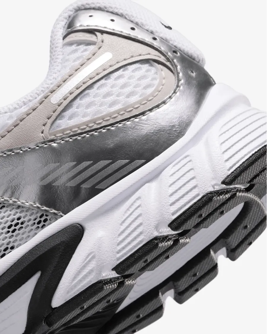 Кросівки Nike V5 RNR HQ6411-100
