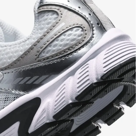 Кросівки Nike V5 RNR HQ6412-100