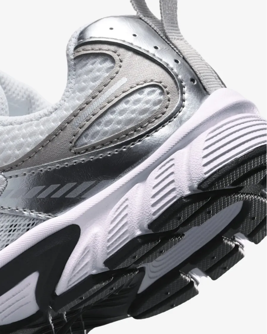 Кросівки Nike V5 RNR HQ6412-100
