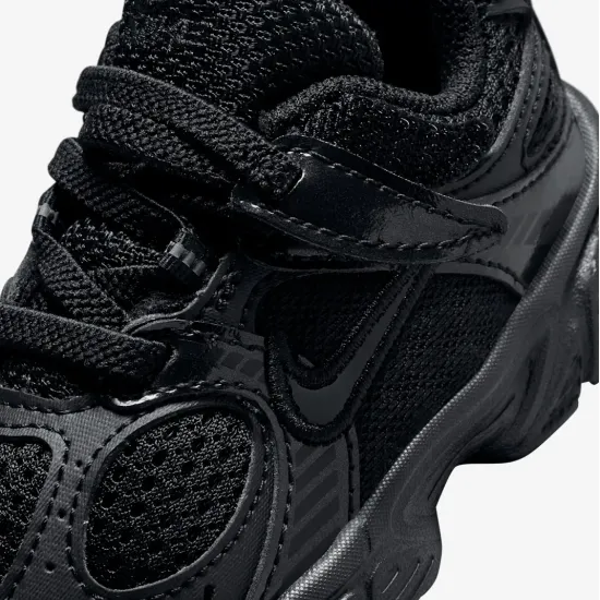 Кросівки Nike V5 RNR HQ6413-002