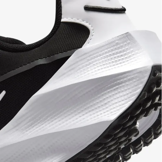 Кросівки Nike Aura Edge HQ7025-002